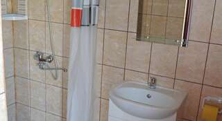 Гостиница V Aleksino Guest house Новороссийск Трехместный номер с собственной ванной комнатой-2